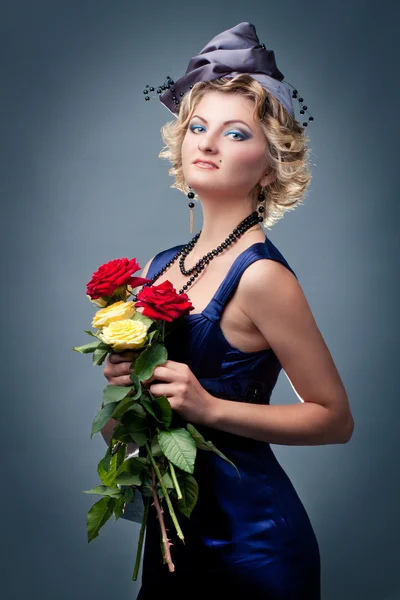 美丽轻的女孩在用一束玫瑰筹委会的帽子 — 图库照片