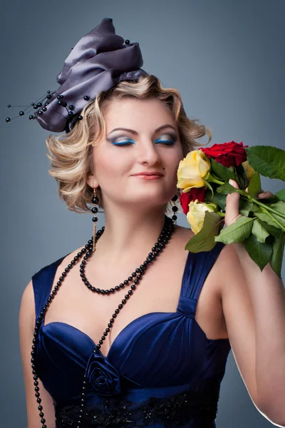 Das schöne helle Mädchen mit Hut und einem Strauß Rosen gegen — Stockfoto