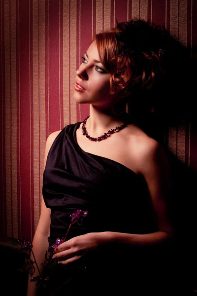 Красива жінка в елегантній сукні на тлі темного фону — стокове фото
