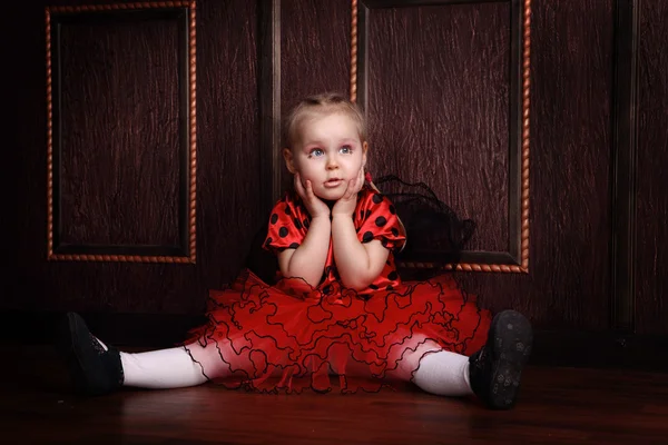 A menina surpreendida em um terno joaninhas — Fotografia de Stock