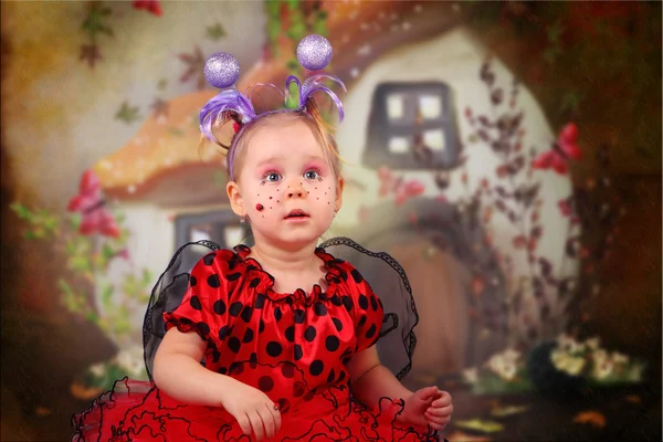 A meglepett kislány egy színű katicabogár a fantasztikus bac Jogdíjmentes Stock Fotók