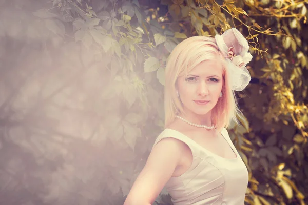 De mooie bruid in een hoed — Stockfoto