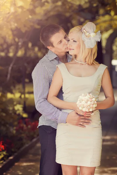 Bröllop kyssande par i park — Stockfoto