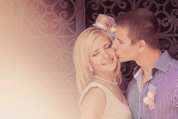 Пара свадебных поцелуев у ворот — стоковое фото