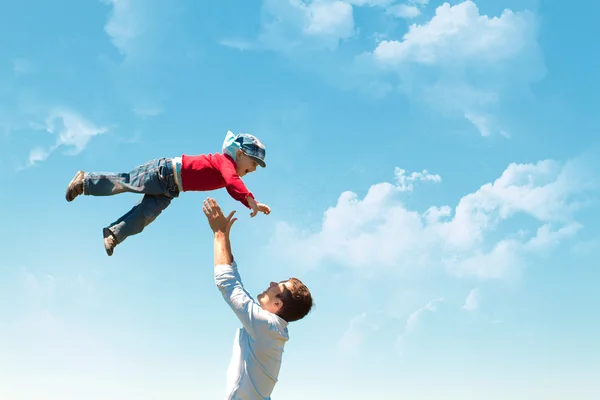 Flygande baby och far på himmel bakgrund — Stockfoto