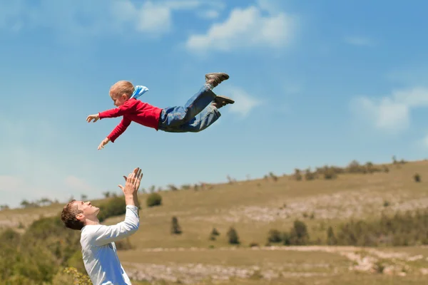 Voando bebê e pai no fundo do céu — Fotografia de Stock