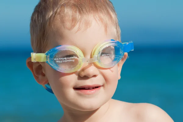 O rapaz de óculos de natação — Fotografia de Stock