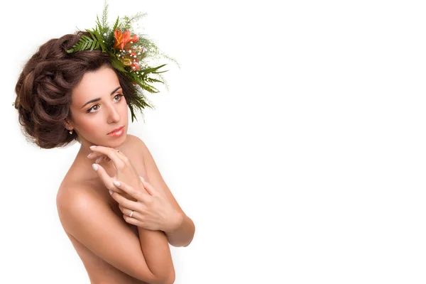 Uma linda menina nua com uma coroa de flores na cabeça — Fotografia de Stock