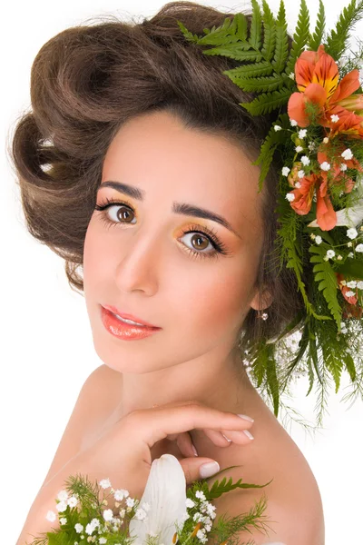 Krásná dívka s liliemi na bílém pozadí — Stock fotografie