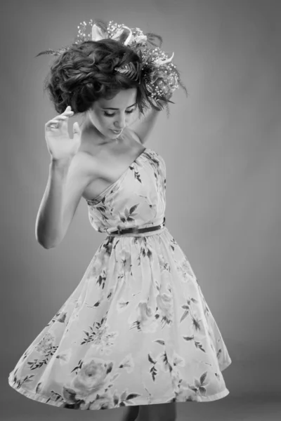 Imagem em preto e branco de uma menina bonita com flores em um suspiro — Fotografia de Stock