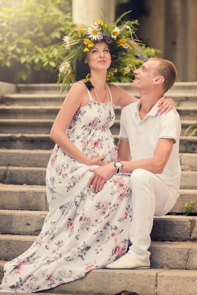 Egy házaspár ül a parkban várandós szerető — Stock Fotó