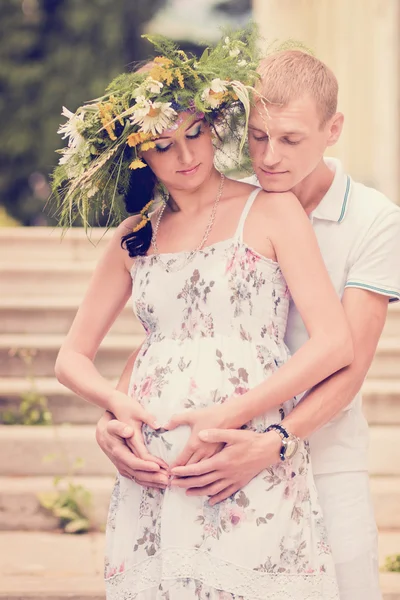 A loving couple expecting a baby in the park — Stock Photo, Image