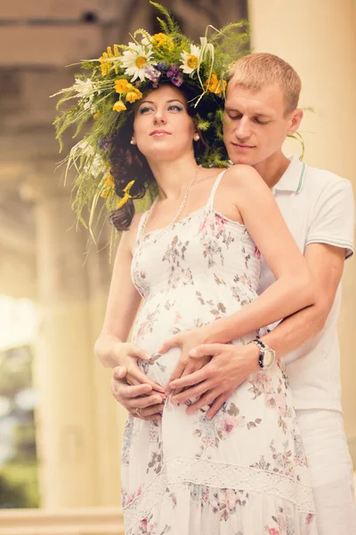 Un couple amoureux pendant la grossesse dans le parc — Photo