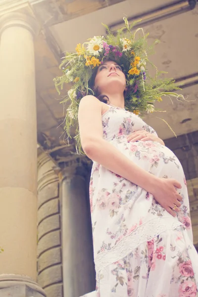Uma bela menina grávida no fundo de um edifício antigo — Fotografia de Stock