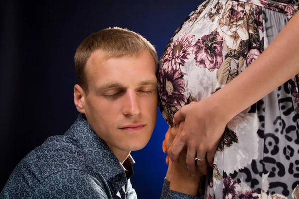 Un futur pape qui écoute l'abdomen des femmes enceintes — Photo