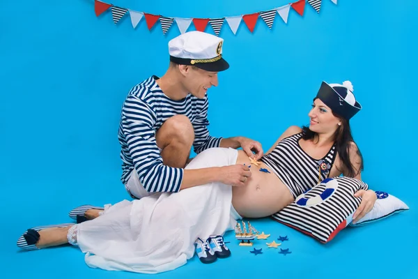Счастливая пара во время беременности в морском стиле — стоковое фото