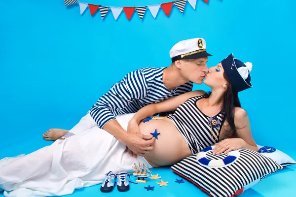 A couple kissing during pregnancy in a marine style — Stock Photo, Image
