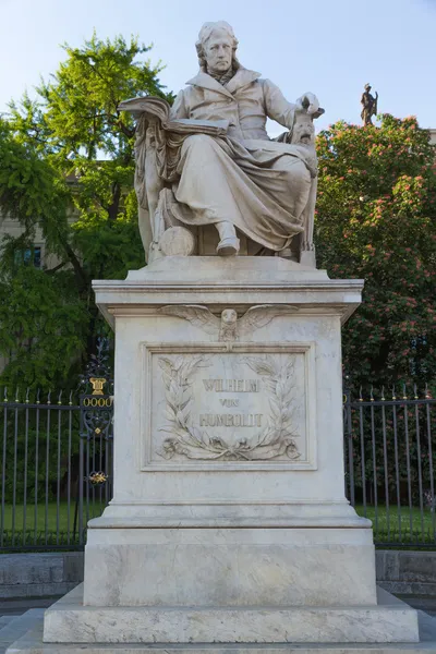 雕塑的德国科学家威廉 · 冯 · 洪堡在柏林 — 图库照片