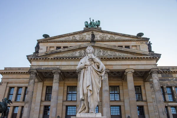 御林广场柏林弗里德里希席勒的雕像 — 图库照片