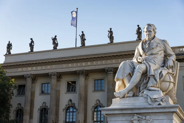 Humboldt-Universität Berlin mit Statue lizenzfreie Stockbilder
