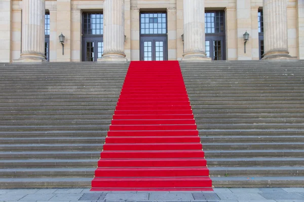 Roter Teppich auf Stufen Stockfoto