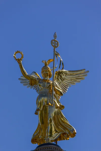 Escultura Nike en la parte superior de la Columna de la Victoria (Siegessjalá ) — Foto de Stock