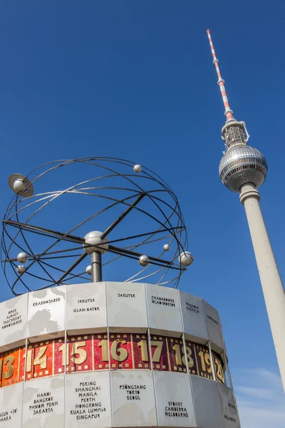 Всемирные часы (Welt-tur) и телевизионная башня (Welt-tur) ) — стоковое фото