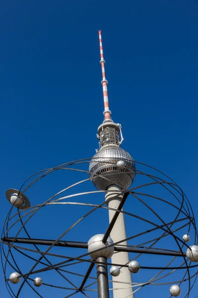 世界时钟 (Weltzeituhr) 和电视塔 (柏林电视塔) — 图库照片