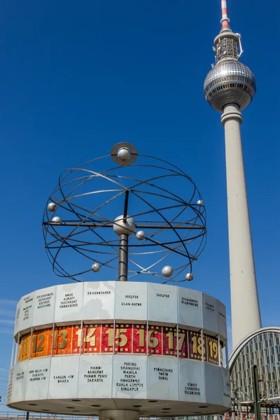 Horloge mondiale (Weltzeituhr) et tour de télévision (Fernsehturm ) — Photo