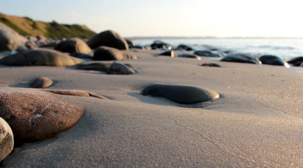 Пляж, песок и камни — стоковое фото