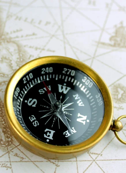 旧的指南针和地图 — 图库照片