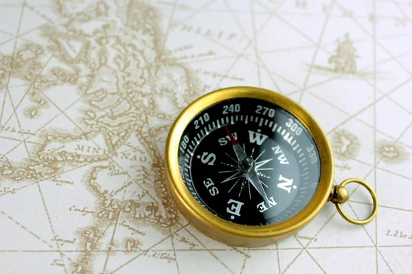 Gamla kompass och karta — Stockfoto