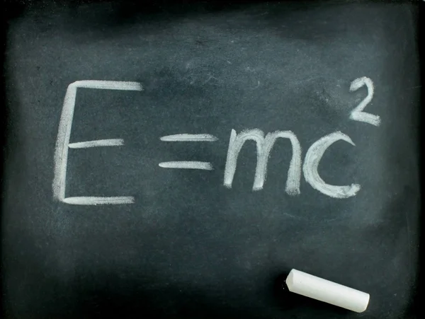 E=mc² Albert Einsteins physical formula on blackboard — 图库照片