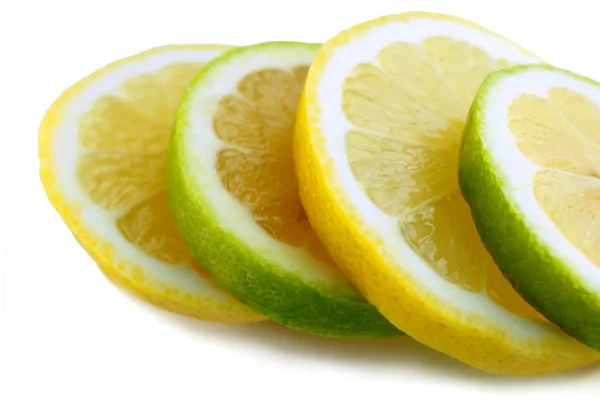 Citrusové plátky na bílém pozadí — Stock fotografie