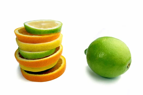 Vápno a citrusové řezy na bílém pozadí — Stock fotografie