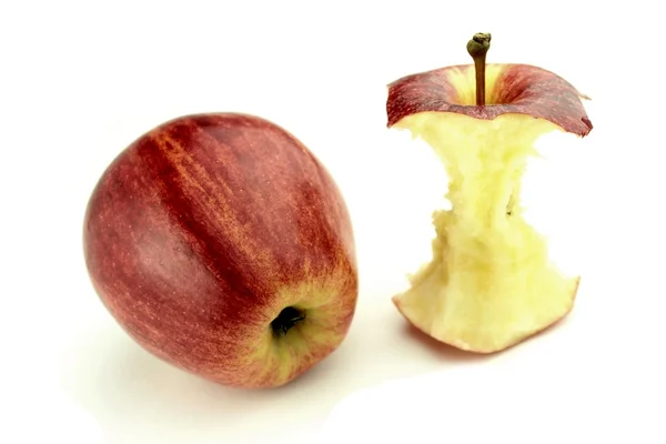 Красное яблоко и укушенное яблоко — стоковое фото