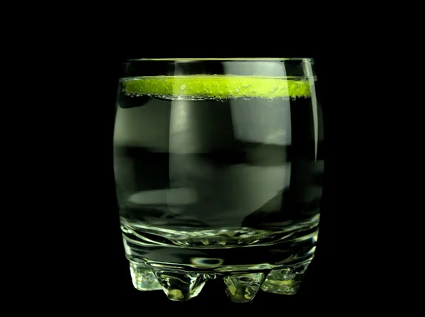 Drink and lime slice and black background — Stock Photo, Image