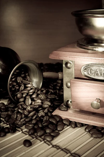 Kahve değirmeni üzerinde fasulye — Stok fotoğraf