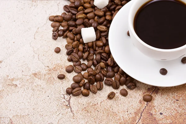 Tasse pleine de café et de haricots — Photo