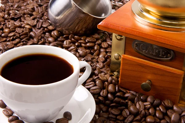 Kaffeemühle auf Bohnen — Stockfoto
