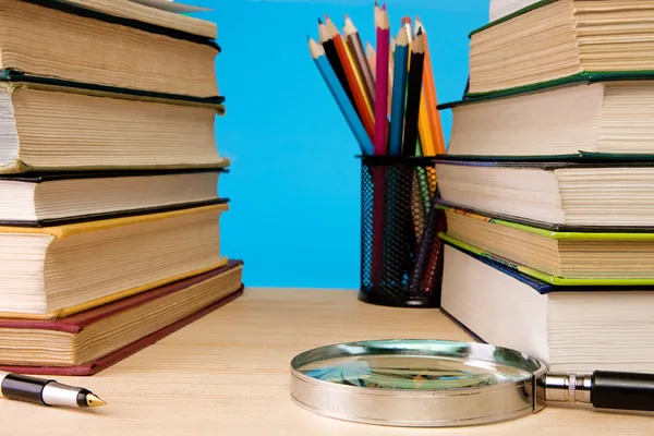 Libri e matita su sfondo blu — Foto Stock