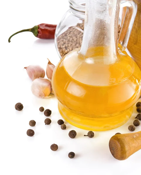 Olivenöl, Gewürze, gesunde Lebensmittel isoliert auf weiß — Stockfoto