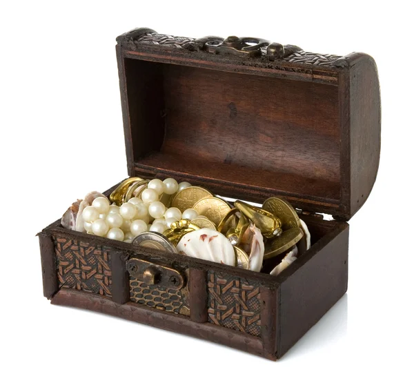 Peito com moedas e jóias isoladas em branco — Fotografia de Stock