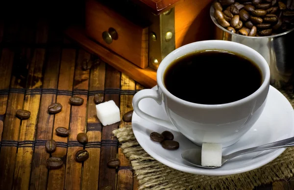 Filiżankę kawy, fasoli i młynek — Zdjęcie stockowe