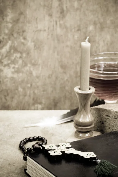 Heilige Schriften, Kerze und Weinstock — Stockfoto