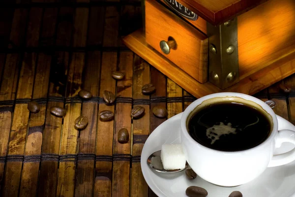 Kaffeebohnen, Tasse und Mühle — Stockfoto