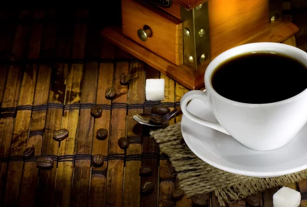 Tazza di caffè, fagioli e macinino — Foto Stock