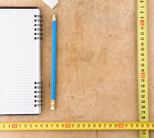 Cuaderno, escuela y accesorios de oficina sobre madera — Foto de Stock
