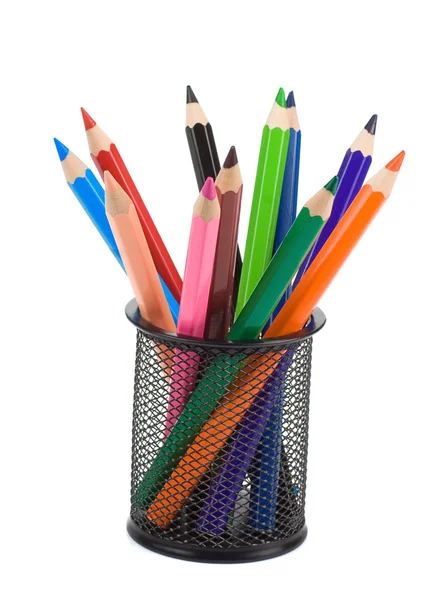 Cestino portapenne pieno di matite su bianco — Foto Stock