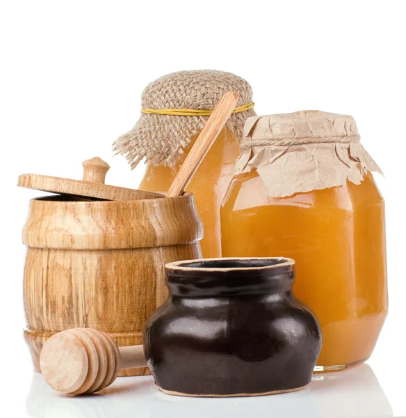 Frascos de vidro, cerâmica e madeira cheios de mel — Fotografia de Stock